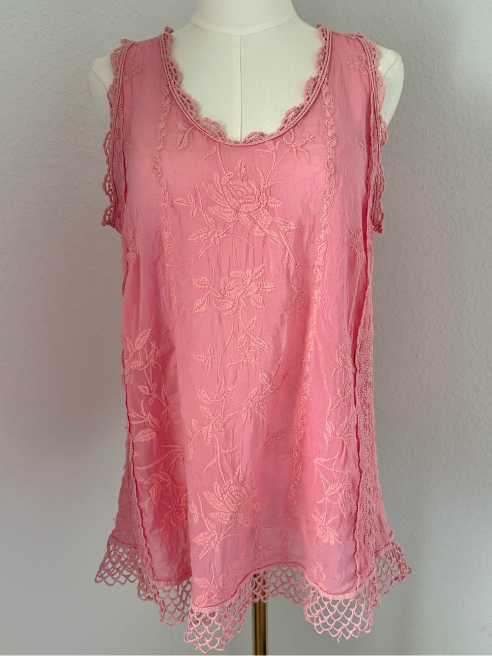 Johnny Was Embroidered Floral Eyelet Lace Trim Scoop Tank Top Salmon Size Small